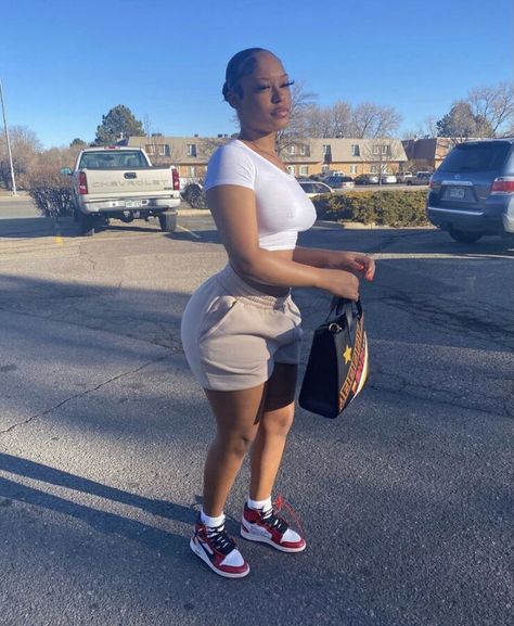 Iamjazmann Outfits, Cute Biker Shorts Outfits Black Women, Thick Baddie Outfits Summer, Cute Chill Summer Outfits, Summer Outfits Black Woman Chill, Short Thick Body Outfits, Summer Outfits Thick Black Women, Chill Shorts Outfits Black Women, Keep Conversation Going