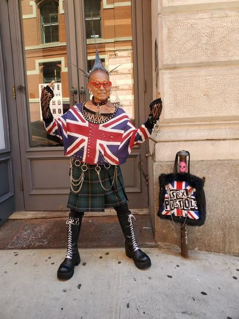 British Invasion Aesthetic, 90s Alt Outfits, Alternative Masc Outfits, British Punk Fashion, Modern Punk Fashion, Outfit Band, Tartan Punk, Commissary Kitchen, Neo Punk