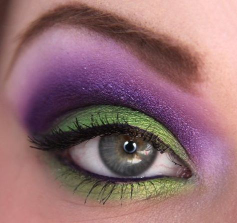 purple and green Maleficent Makeup, Halloween Makeup Witch, Sugarpill Cosmetics, Purple Eye Makeup, Halloween Eye Makeup, Witch Makeup, Purple Highlights, Halloween Eyes, Halloween Men