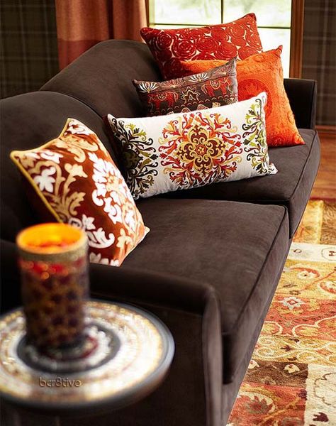 Los cojines siempre son una pieza importante que complementa tu sala, busca tonos que combinen con tus muebles. Living Room Decor Brown Couch, Brown Living Room Decor, Brown Couch, Bantal Sofa, Trendy Living Rooms, Brown Living Room, Brown Sofa, Decor Minimalist, Living Room Colors