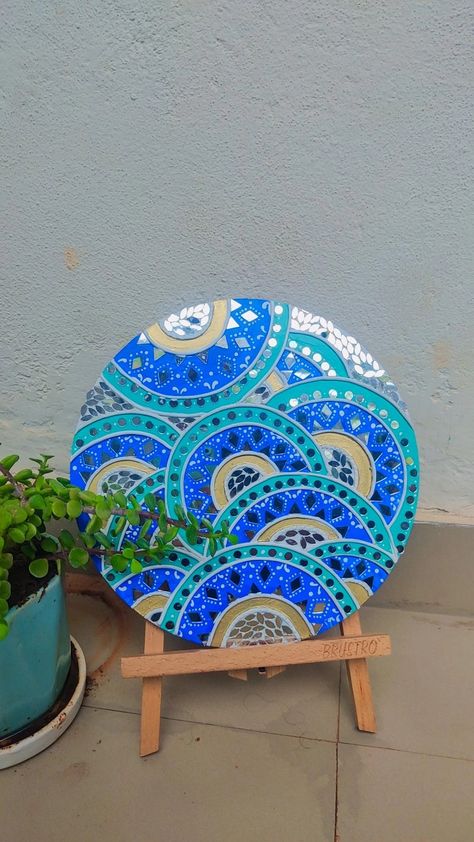 Beautiful wall decoration art work Circle Lippan Art, Lipan Art Mirror Work, Lippin Art, Mud Mirror Art, Painted Mirror Art, Lipan Art, Simple Hand Embroidery, Dilip Kumar, Painted Mirror