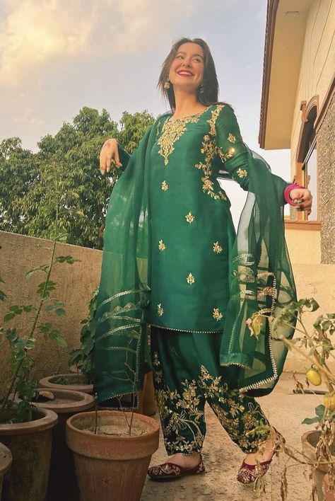 Party Punjabi Suits Indian Weddings, Bridal Trousseau Outfits, Punjabi Salwar Suits Party Wear Wedding, Suit Embroidery Designs Punjabi, Punjabi Outfits Wedding, Punjabi Embroidery Suit Design, Green Salwar Suit, Punjabi Wedding Suit, Dress Designs For Stitching