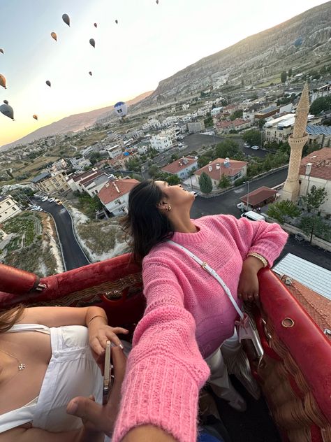 Hot Air Balloon Insta Pics, Hot Air Balloon Ride Aesthetic, Hot Air Balloon Photo Ideas, Hot Air Balloon Ride Outfit, Hot Air Balloon Outfit Ideas, Hot Air Balloon Date, Arizona Hot Air Balloon, Hot Air Balloon Aesthetic, Hot Air Balloon Photoshoot