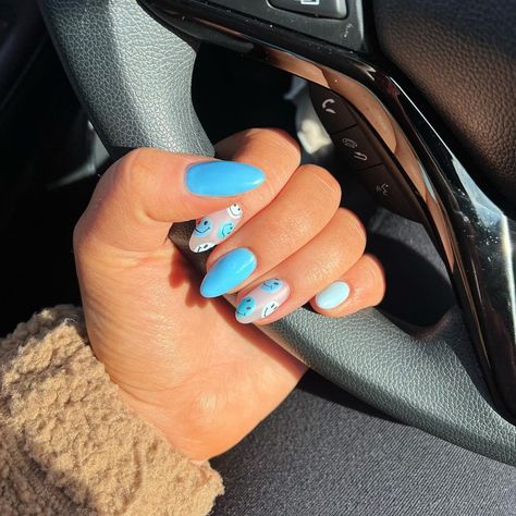 Ellie Hullinger on Instagram: “Pretending it’s summer and that there hasn’t been a snow storm this week 🤪 • #nailswag #nailstagram #nailsdid #nailsofinstagram…” Smiley Face Nails, Paw Print Nails, Almond Nails Designs Summer, Nail Ideas For Summer, Summer Nails 2022, Blue Nail Art Designs, Cute Summer Nail Designs, Mani Ideas, Manicure Nail Designs