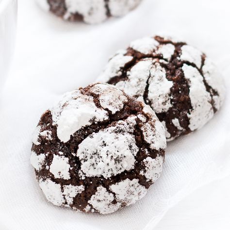 Chocolate Crinkle Cookies Chocolate Crinkle Cookies Recipe, Crinkle Cookies Recipe, Chocolate Crinkle, Chocolate Crinkle Cookies, Chocolate Crinkles, Cookie Spread, Crinkle Cookies, Unsweetened Chocolate, Crumb Cake