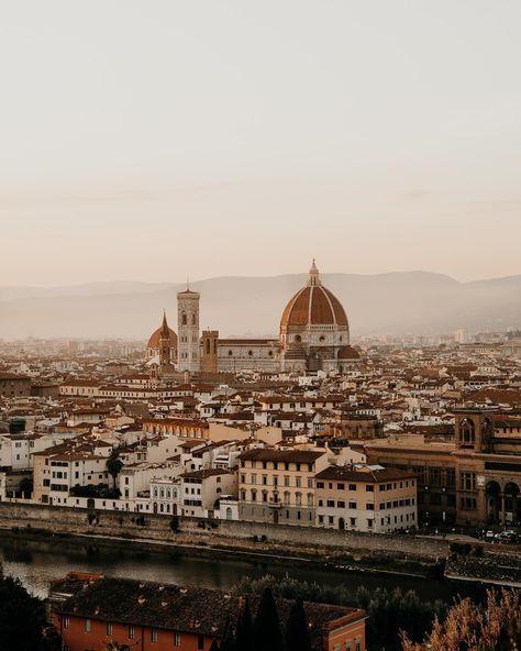 After a very long wait, we’ve finally started releasing our Tuscany guides (just a few years late), featuring Florence, San Gimignano, and Pienza. They’re super in depth, and feature some of our best photography ever, so if you’re planning on visiting this summer, you know where to look 💛 Link in bio - under The Best of Italy 🇮🇹 . . #IChoseToWander #TCWPresets . . . . #Florence #ItalianSummer #italylovers #italyvacation #forbestravelguide #ig_europa #igitalia #italy_ig #italytravel #passio... Italy Florence Aesthetic, Summer Tuscany, Florence Aesthetic, Florence Photography, Florence Cathedral, Visit Florence, Moving To Italy, Italian Aesthetic, Tuscany Travel