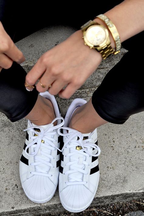 Estos looks demuestran que, si de zapatos se trata, no necesitas más que unos Adidas Superstar. Tennis Adidas, Adidas Outfit Shoes, Keds Style, Adidas Tennis, Adidas Shoes Women, Adidas Brand, Outfit Mujer, Tennis Shirts, Adidas Originals Superstar