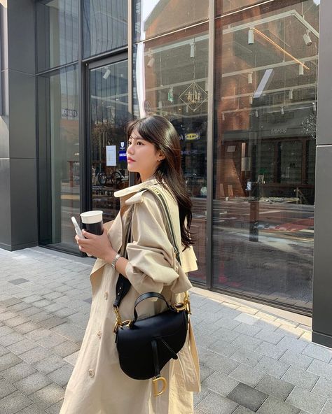 Lady Dior Bag Outfit, Dior Saddle Bag Outfit, Saddle Bag Outfit, Taurus Style, Black Saddle Bag, Dress Like A Parisian, Fashion Trousers, Song Jia, Ulzzang Korea