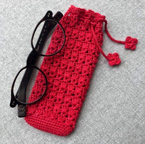 Crochet Glasses Pouch, Crochet Small Projects Gift Ideas, Glasses Case Crochet, Crochet Glasses Case, Crochet Eyeglass Cases, Mode Crochet, Crochet Design Pattern, Crochet Business, Crochet Bookmarks