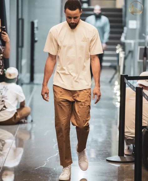 Stephen Curry Style, Stephen Curry Outfit, Stephen Curry Basketball, Curry Basketball, Polo Shirt Outfits, Nba Fashion, Celebrity Style Inspiration, Lamelo Ball, Steph Curry