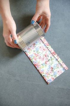 Diy Para A Casa, Kerajinan Diy, Tin Can Art, Aluminum Can Crafts, Recycle Cans, Tin Can Crafts, Hemma Diy, Diy Bricolage, Tin Cans