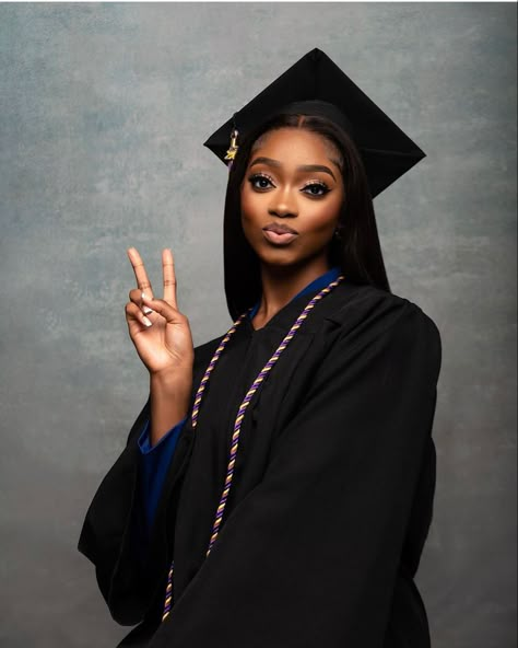 Graduation Headshots Black Women, Graduation Headshots Cap And Gown, Graduation Picture Ideas Black, Senior Headshots, Indoor Graduation Photoshoot Ideas, Graduation Headshots, Grad Picture Ideas Black, Black Grad Photos, Convocation Photography