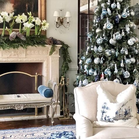 Christmas Tree Ideas White Holiday Decor, Christmas Mantle Ideas, Christmas Blue And White, Colonial Williamsburg Christmas, Christmas In Blue, Williamsburg Christmas, International Christmas, St Clare, Blue And White Christmas