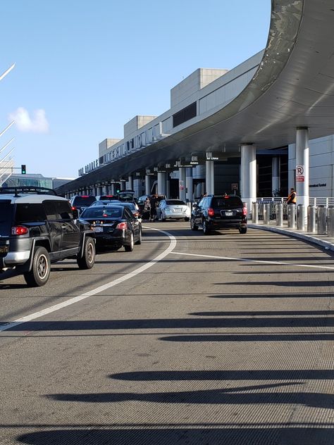 Airport Los Angeles, California Airport, New York Airport, Aesthetic Boy Outfit, Los Angeles California Photography, Los Angeles Aesthetic, Los Angeles Airport, 90s Wallpaper, Airport Pictures