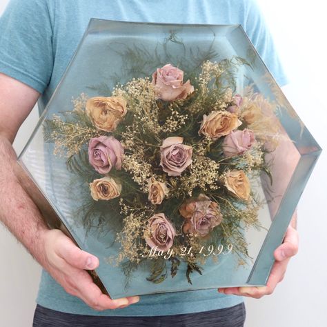 Dried Flower Bouquet Preservation, Resin Centerpiece Wedding, Bouquet Preservation Ideas Resin, What To Do With Your Wedding Bouquet, Wedding Flowers Resin Ideas, Epoxy Wedding Flowers, Bridal Bouquet Preservation Ideas, Epoxy Bouquet, How To Preserve Wedding Bouquet