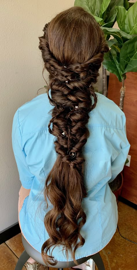 A real life Rapunzel! Long Rapunzel Braid, Rapunzel Hairstyle Tangled, Rapunzel Wedding Hair, Tangled Hairstyle, Rapunzel Braided Hair, Rapunzel Hairstyles, Rapunzel Hairstyle, Rapunzel Haircut, Rapunzel Braid