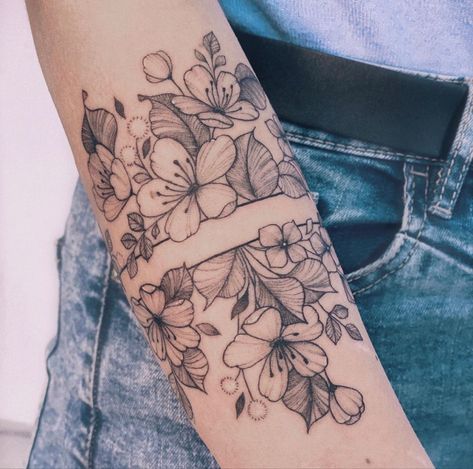 Thick Line Tattoos Flower, Floral Armband Tattoo, Quad Tattoo Women, Anna Tattoo, Tattoo Arm Band, Tattoo Armband, Germany Cologne, Virgo Tattoo Designs, Neon Tattoo