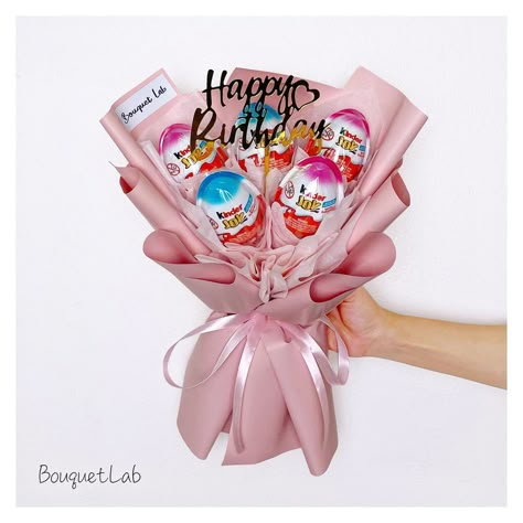 Gummy Flower Bouquet, Kinderjoy Bouquet, Bouquet Chocolate, Bts Dynamite, Bouquet Delivery, Friend Crafts, Birthday Bouquet, Cute Birthday Gift, Chocolate Bouquet