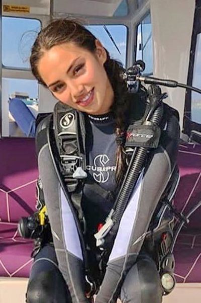 Sky Diving Outfit Women, Diving Pictures, David Beckham Suit, Scuba Diving Pictures, Diving Wetsuits, Scuba Diving Photography, Scuba Diver Girls, Diving Scuba, Diving Photography