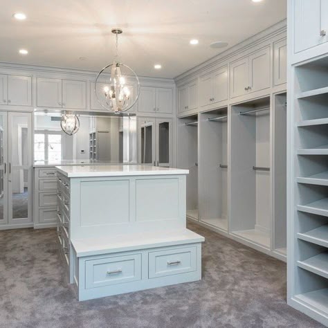 Inside Celebrity Homes, Ideas Armario, Master Closet Design, Closet Mirror, House Closet, Closet Island, Homes Inside, Walking Closet, Closet Shoe Storage