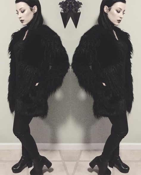 Jessica Haze Instagram; inspiration. Jessica Haze Outfits, Pretty Hurts, Black Outfits, Total Black, Clothing Inspiration, Bright Side, Goth Outfits, Fiber Arts, Winter Clothes