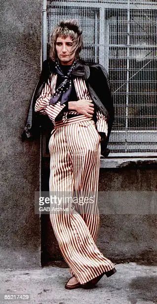 Photo of Rod STEWART; posed, full length, in stripy suit News Photo - Getty Images 1970s Glam, 70’s Fashion, Rod Stewart, Rocker Style, 1970s Fashion, Street Look, Winter Trends, Glam Rock, 70s Fashion