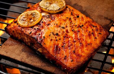 The grilled salmon at Copper Canyon Grill is life changing! It is sooo good. Cedar Plank Grilled Salmon, Plank Salmon, Sommer Mad, Cedar Plank Salmon, Grilled Salmon Recipes, Lemon Salmon, Cooking Salmon, Healthy Veggies, Grilled Fish