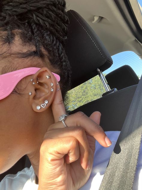 Ear Percinings Ideas Black Women, Ear Piercings And Tattoos, Forward Helix Piercing Black Women, Earrings Piercings Ideas, Cartilage Piercing Black Women, Piecing Ideas Ear, Side Burn Piercing, Surface Tragus Piercing Black Women, Helix Pericing