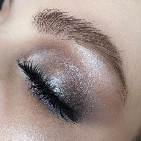 Gunmetal Makeup, Cool Tone Eyeshadow Looks, Makeup For Grey Eyes, Grey Eyeshadow Looks, Silver Eyeshadow Looks, Gray Eyeshadow, Metallic Smokey Eye, Grey Smokey Eye, Grey Eye Makeup