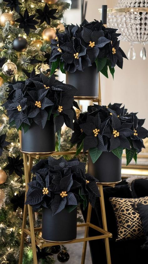 Luxury Christmas Decor Ideas, Christmas Decor Ideas 2024 Trends, Black Christmas Decor Ideas, Winter Wonderland Decorations Christmas, Black White Christmas Decor, Black And Gold Christmas Decor, Black Mansion, Gold Christmas Decor Ideas, New Year's Decorations