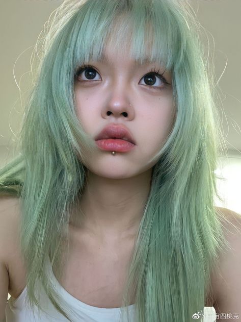 @3r0tik4 on ig Korean Dyed Hair, Pastel Green Hair, Mint Green Hair, Green Hair Dye, San Myshuno, Mint Hair, Hair Things, Dyed Hair Inspiration, Character Aesthetics