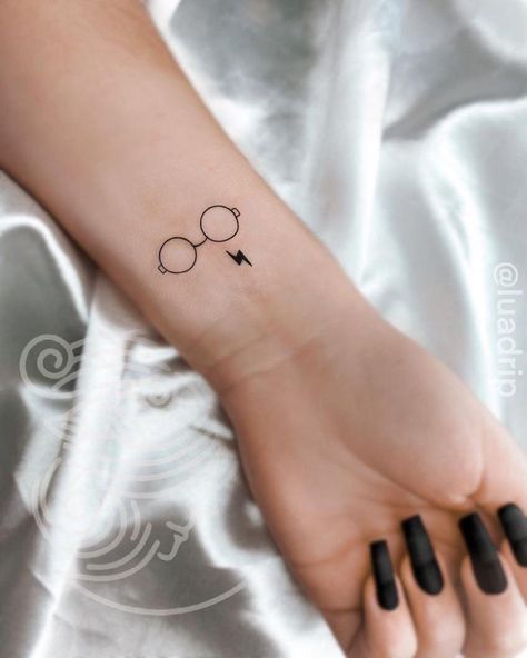 Small Tattoo Harry Potter, Little Harry Potter Tattoos, Minimalist Tattoo Harry Potter, Harry Potter Tiny Tattoos, Harry Potter Small Tattoo, Small Harry Potter Tattoo Ideas, Minimalist Harry Potter Tattoo, Tatuajes Harry Potter, Harry Potter Tattoos Minimalist