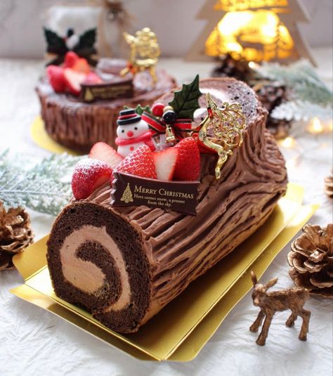 Roll Cake Christmas Decoration, Log Roll Cake Christmas, Christmas Cake Roll Designs, Log Cake Christmas, Christmas Swiss Roll, Christmas Roll Cake, Christmas Cake Roll, Christmas Pastry, Strawberry Roll Cake