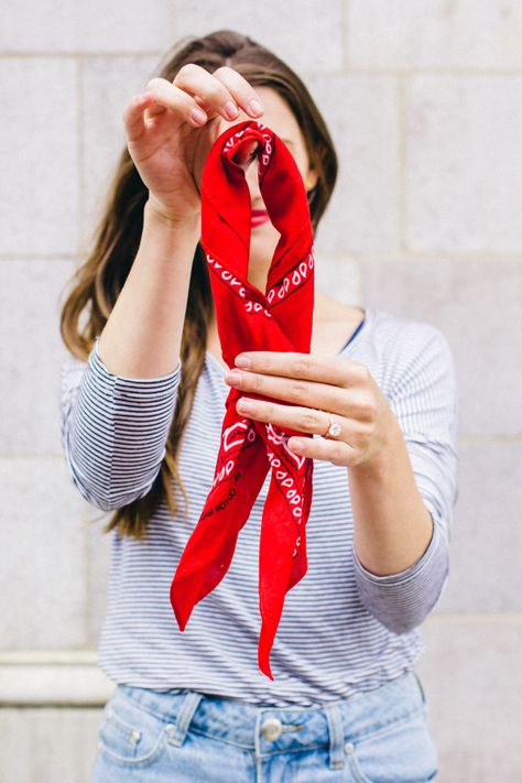 Ways To Wear Bandanas, How To Wear Bandana, Tie A Bandana, Bandana Neck Tie, How To Tie Bandana, Bandana Outfit, Ways To Wear A Scarf, Scarf Outfit, Diy Scarf