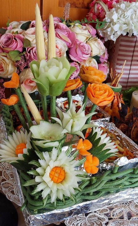 Garnish Tumpeng, Vegetable Bouquet, Buah Dan Sayur, Amazing Food Art, Decoration Cake, Fruit Decorations, Food Garnishes, Food Decoration, Banana Leaf