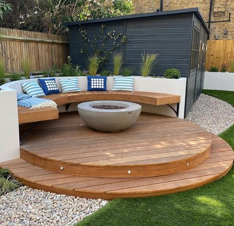 Circular Garden Seating, Curved Garden Seating, Garden Circle Ideas, Round Decking, Circular Patio Ideas, Curved Decking, Landscaping Aesthetic, Circular Garden Design, Built In Garden Seating