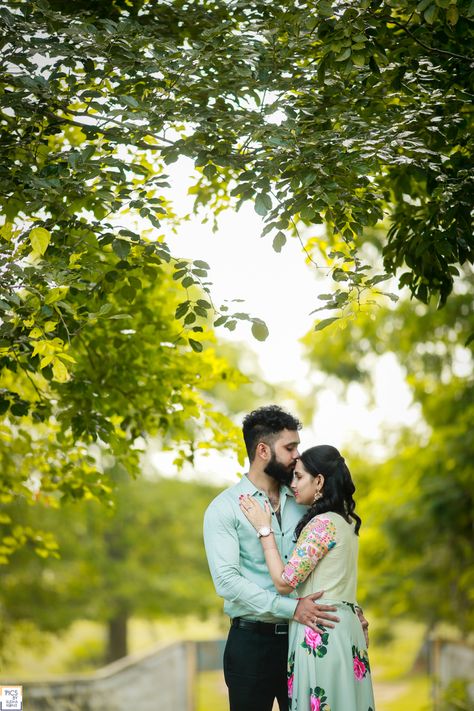 Couple Stills For Photo Shoot, Prewedding Photography Ideas, Shiva Photography, Standing Photo Poses, Outdoor Stills, Park Couple Photoshoot, Simple Engagement Dress, Pre Wedding Photoshoot Props, Prewedding Shoot