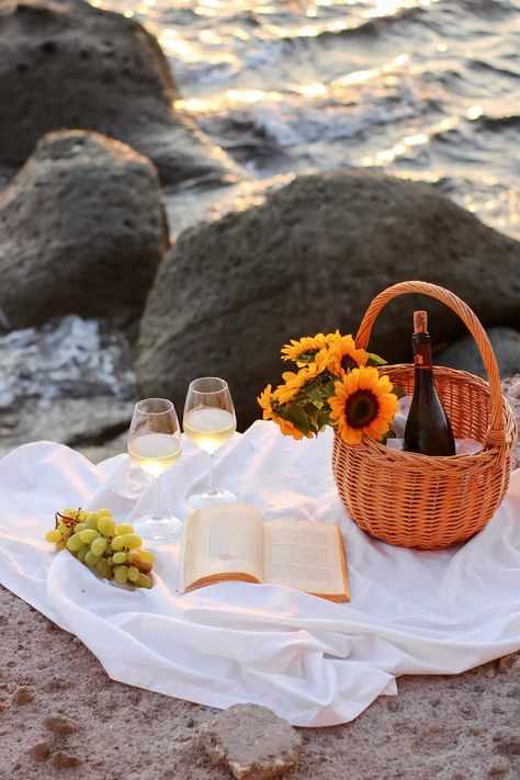 brown woven basket on white table cloth photo – Free Italia Image on Unsplash Summer Selfcare, Picnic Images, Romantic Beach Picnic, Picnic Pictures, Birthday Date, Picnic Essentials, Romantic Photos Couples, Romantic Picnics, Up Theme