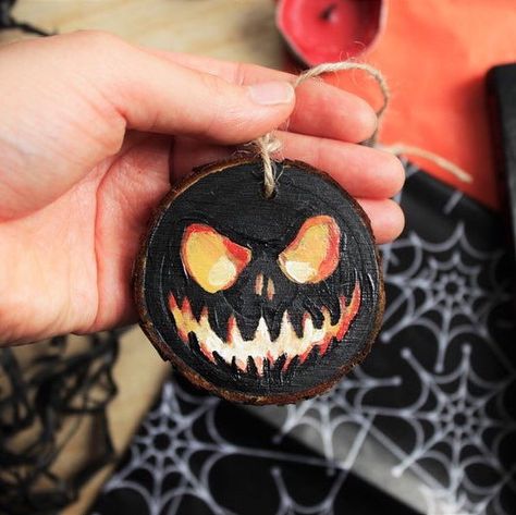 Wood Slice Halloween, Hand Painted Halloween Ornaments, Spooky Crafts Diy, Halloween Wood Slices, Ornaments Painting, Tree Seasons, Halloween Ornaments Diy, Winter Diy Crafts, Fall Ornaments