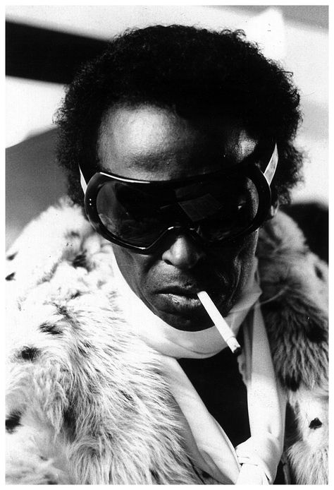 Miles Davis - is the epitome of cool - saw him at the valley forge music fair when I was in high school - he died shortly thereafter - so glad I got to see this legendary performer live Hipster Cafe, Johnny Rotten, Joey Ramone, Bon Scott, Photo Star, Anthony Kiedis, Jazz Fusion, Marc Bolan, Jazz Artists