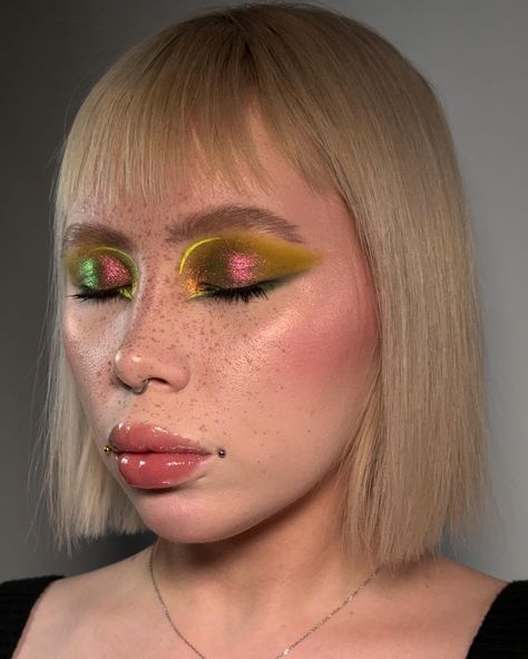 👀 @clionadhcosmetics Forge Light 👀 @natashadenona Yucca #multichromeeyeshadow #creativemakeup #brightmakeup #sparklymakeup #natashadenonayucca #yuccapalette #clionadhcosmetics Multichrome Eyeshadow Looks, Graphic Eyeshadow, Clionadh Cosmetics, Practice Makeup, Multichrome Eyeshadow, Makeup Creative, Sparkly Makeup, Bright Makeup, Graphic Makeup