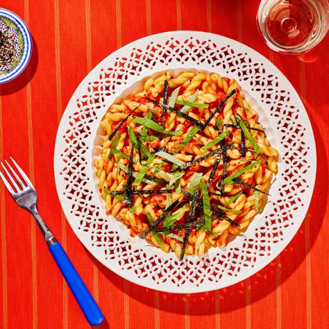 Grated Tomato and Miso-Butter Pasta Recipe | Bon Appétit Grated Tomato, Pescetarian Recipes, Miso Butter, 30 Minute Dinners, Butter Pasta, Best Pasta Recipes, Summer Tomato, Tomato Pasta, Ripe Tomatoes