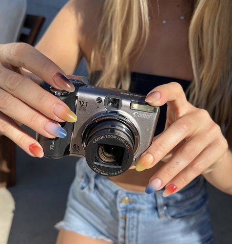 Madelyn Cline Christmas, Madelyn Cline Green, Madelyn Cline Nails, Madelyn Cline Instagram, Maddie Cline, Nail Ideas For Fall, Beachy Outfit, Olive Nails, Obx Cast