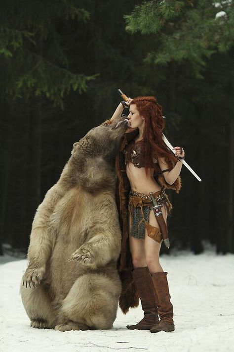 Bear kiss Heroic Fantasy, Red Sonja, Warrior Girl, Warrior Princess, Fantasy Warrior, 영감을 주는 캐릭터, 인물 사진, Animal Photography, Beauty And The Beast