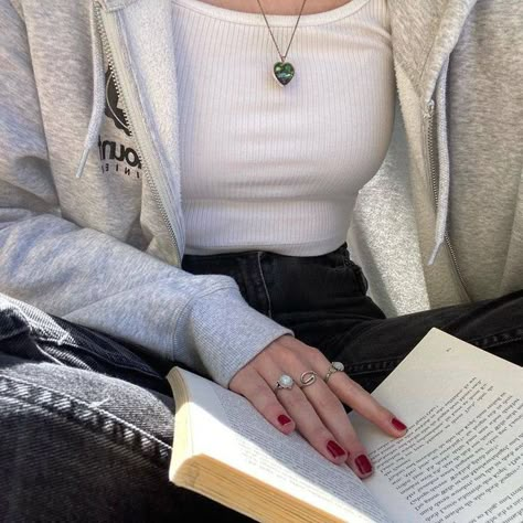 Mode Casual, Reading A Book, Foto Ideas Instagram, Girl Guides, Book Girl, I Love Books, Instagram Foto, Study Motivation, Book Aesthetic