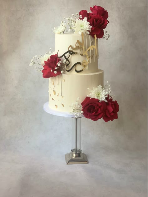 Red Gold And White Wedding Cake, Red Wedding Cake Elegant, Gold And Red Wedding Cake, White Cake With Red Roses, White Elegant Wedding Cake, White And Red Wedding Cake, Red And Gold Wedding Cake, Red And Gold Cake, Red And White Wedding Cake