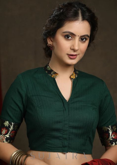 Green Blouse Designs Latest, Dark Green Blouse Designs, Green Blouse Designs, Dark Green Blouse, Indian Room, Gold Haram, Antique Necklaces Design, Brocade Blouse, Antique Necklaces