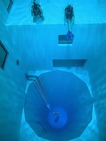 World's deepest swimming pool - 33 meters deep! Deepest Pool In The World, Deepest Pool, Deepest Swimming Pool, Scuba Certification, Deep Pool, Diving Pool, Dive Shop, Belgium Travel, Diving Center