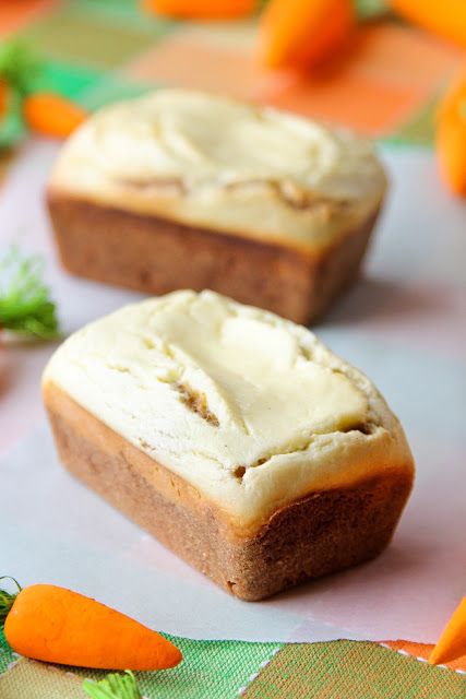 Mini Carrot Cake Loaves with Baked Cream Cheese Frosting Small Carrot Cake, Carrot Cake Mini, Cakes Coconut, Carrot Cake Loaf Recipe, Cake Loaves, Cakes Strawberry, Baked Cream Cheese, Dessert Easter, Coconut Cakes