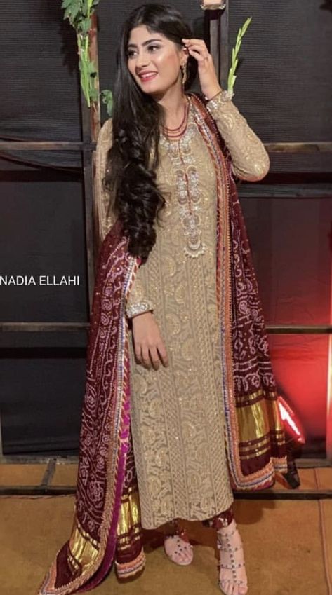 Bandhani Dresses, Golden Suit, Banarsi Dupatta, Fashion Show Dresses, Velvet Dress Designs, Newly Wed, Style Guru, Pakistani Fancy Dresses, Pakistani Fashion Party Wear